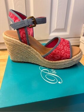 Women's Red Patterned Espadrille Wedge Sandals - size 8m
